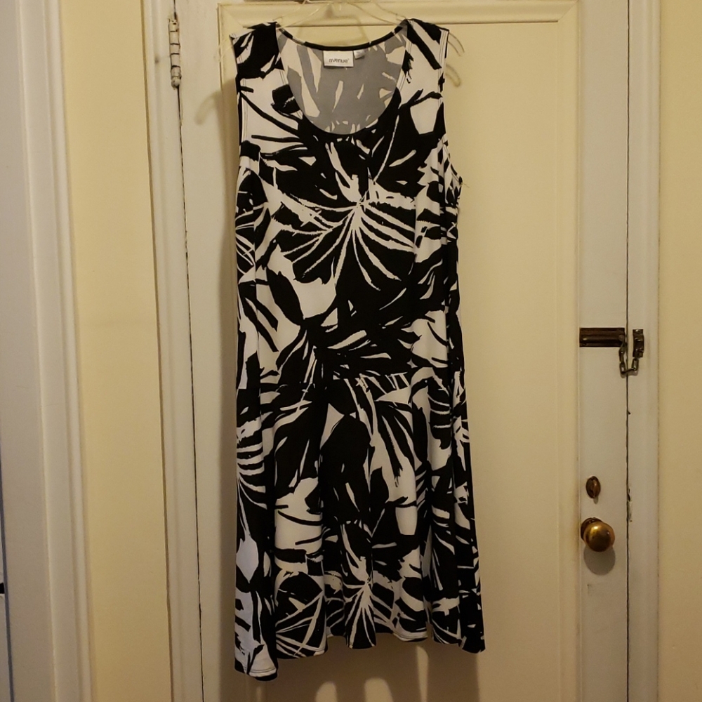 Avenue Black & White Print Sleeveless Dress 14/16